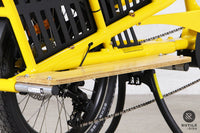 Détail du marche pied du Vélo électrique Yuba Spicy Curry Jaune cargo