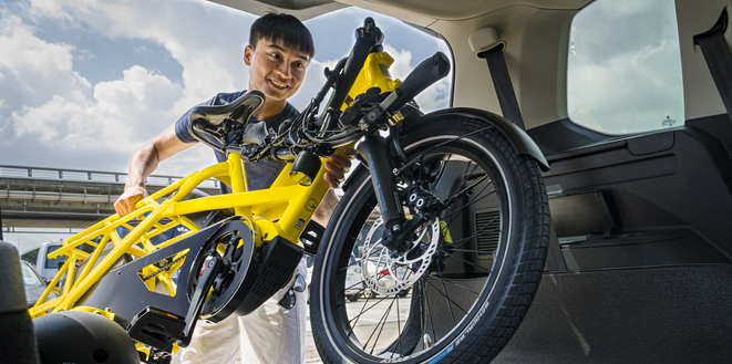 Rangement dans une voiture d'un vélo électrique Tern