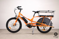 Vélo cargo longtail électrique Yuba Kombi Orange tout équipé pour une famille