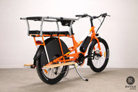 Vue de dos du Vélo cargo longtail électrique Yuba Kombi Orange tout équipé